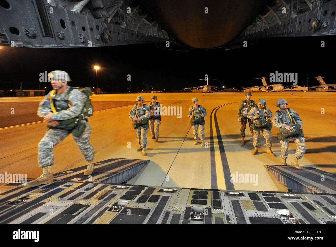Stati Uniti e Paesi Bassi i soldati dell esercito dal giunto JRTS Readiness Training Center Ft. Polk, LA, a bordo di una C-17 Globemaster III dalla base comune Charleston, Sc per un calo del personale durante un grande esercizio di formazione il 15 dicembre, 2010. Avieri da squadroni di trasporto aereo sulla base comune Charleston, Sc e soldati da JRTC, Operazioni gruppo Ft. Polk, la condotta di operazioni aviotrasportate antenna compreso il rifornimento di carburante e di personale scende per simulare il sequestro di un aerodromo remoto e dimostrare la proiezione globale degli Stati Uniti airpower. US Air Force foto di Tech Sgt DeNoris A. Mickle Foto Stock