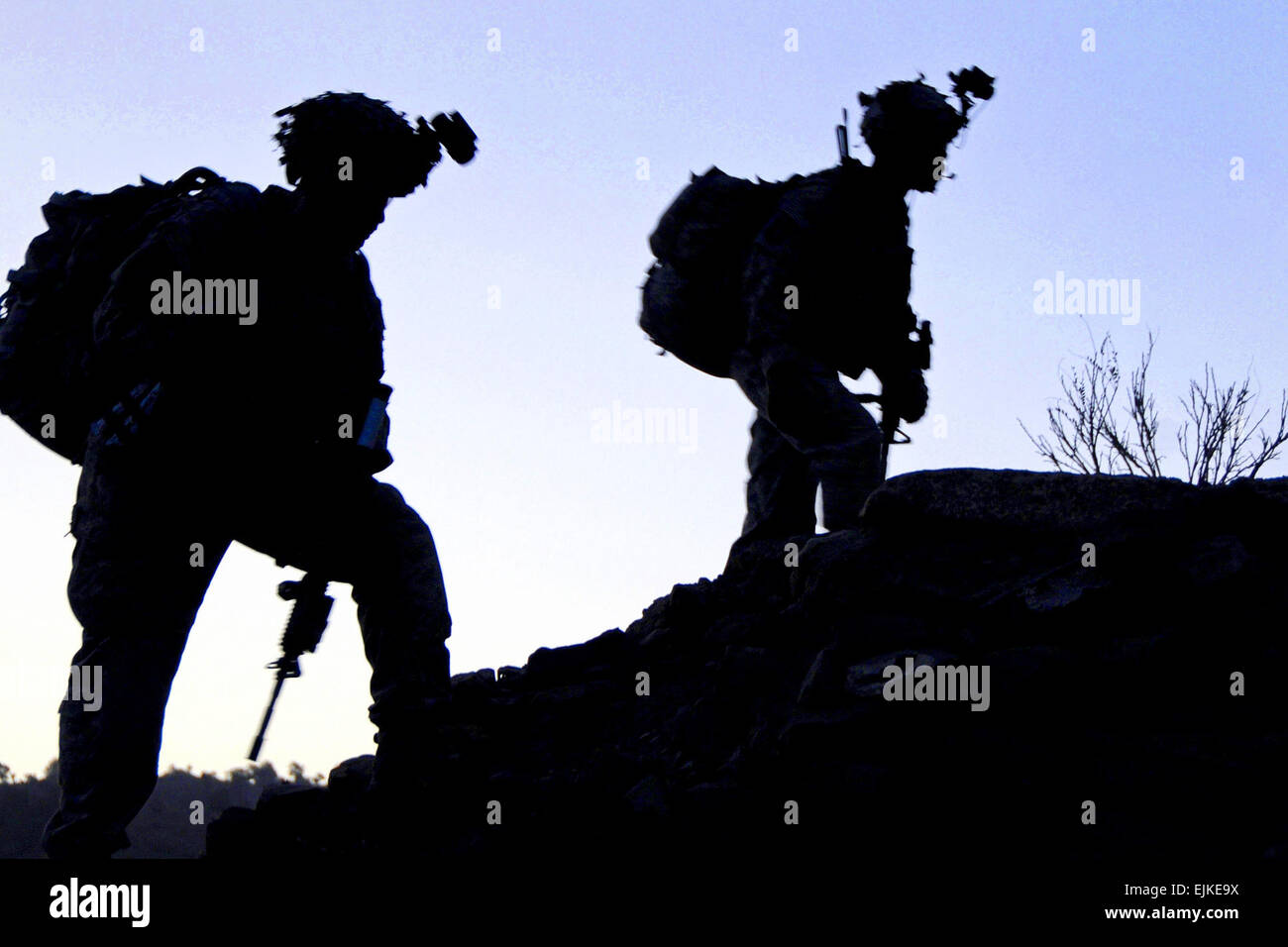 Task Force Currahee bianco da soldati e società, 2° Battaglione, 506th Reggimento di Fanteria, quarta brigata Team di combattimento, 101st Airborne Division, prendere una pausa dal camminare a fianco di una montagna nel distretto di Charbaran qui durante le prime ore del mattino ott. 27. I soldati erano parte della più grande combinati air assault missione quarta brigata Combat Team ha condotto questo anno nella provincia. Stati Uniti Army Spc. Lutero L. Boothe Jr., Task Force Currahee Public Affairs Office Foto Stock