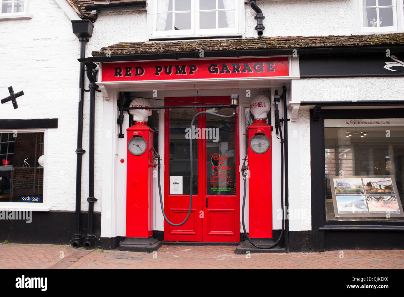 Pompa rosso Garage. Great missenden, Buckinghamshire, Inghilterra. Ispirazione per il garage in Danny, il Campione del Mondo libro di Roald Dahl Foto Stock