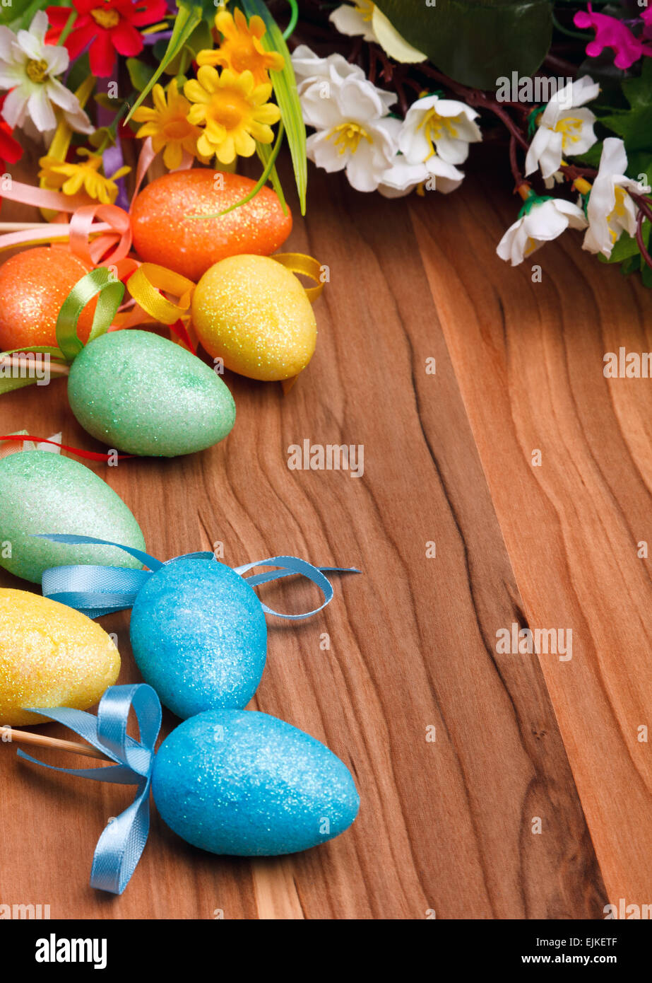 Pasqua fiori e uova colorate Foto Stock
