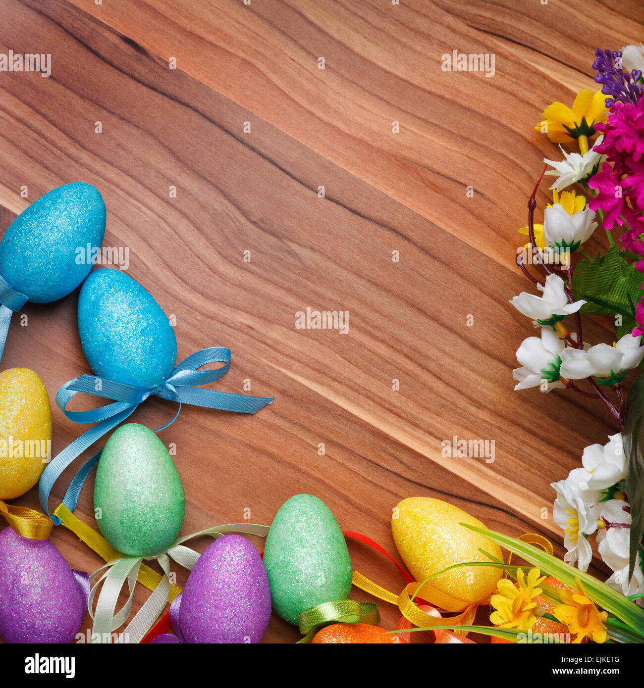 Pasqua fiori e uova colorate su una superficie di legno Foto Stock