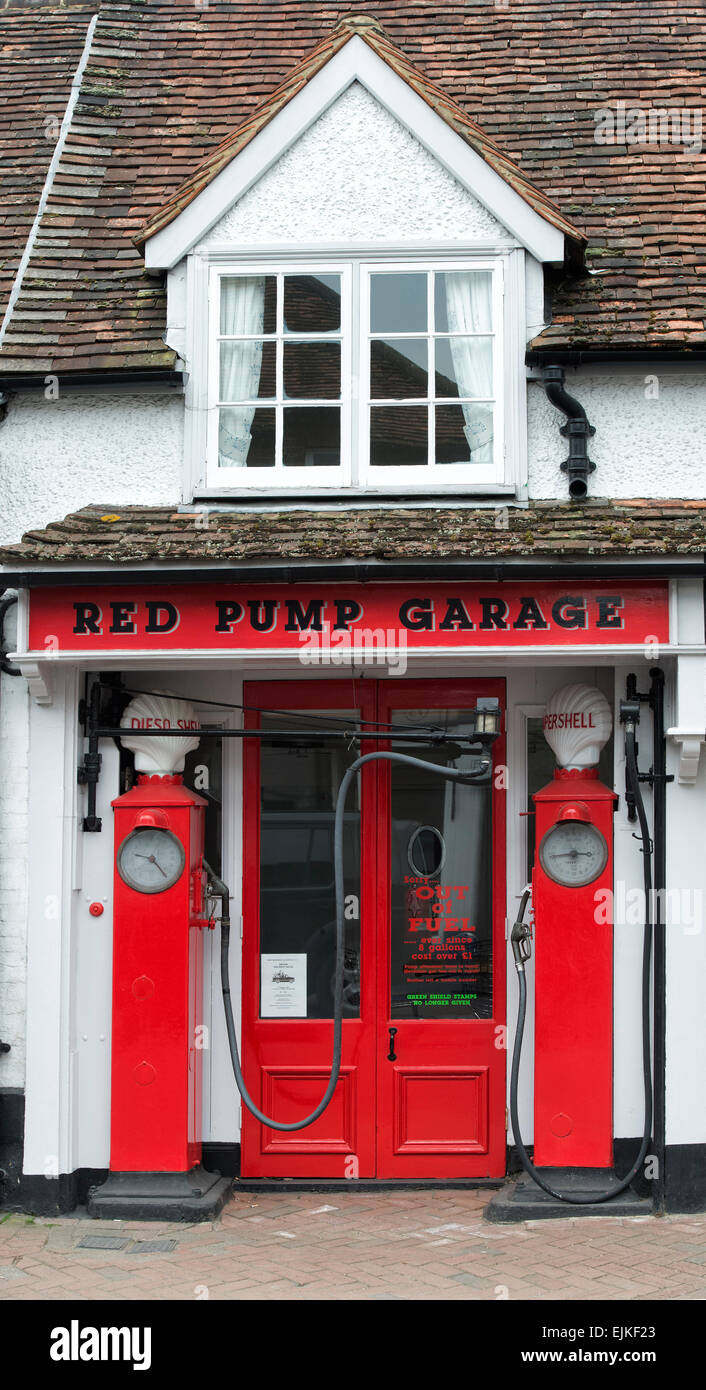 Pompa rosso Garage. Great missenden, Buckinghamshire, Inghilterra. Ispirazione per il garage in Danny, il Campione del Mondo libro di Roald Dahl Foto Stock