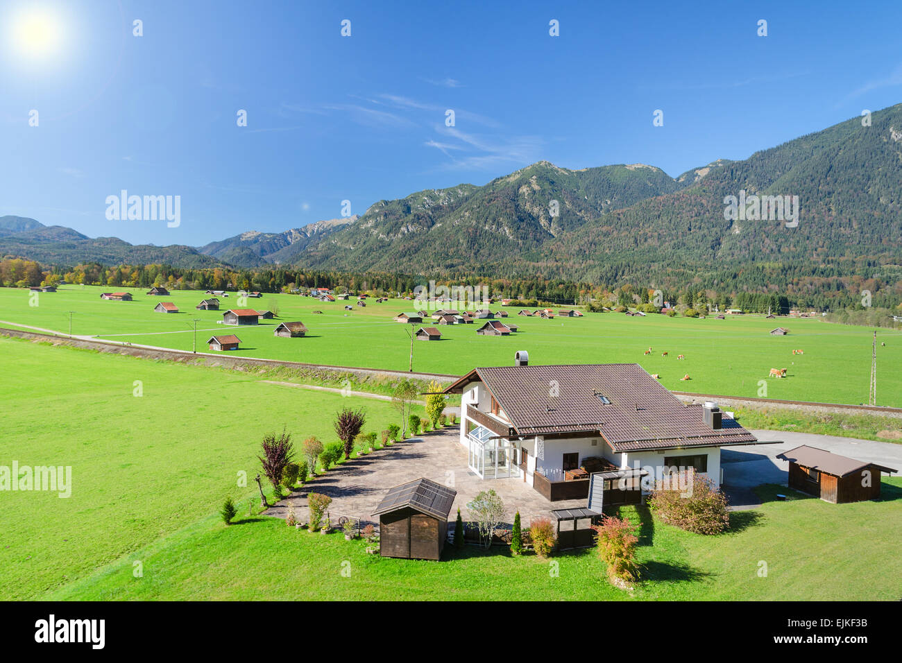 Montagne Alpine paesaggio estivo con prato verde e i pascoli in valle e cielo blu Foto Stock