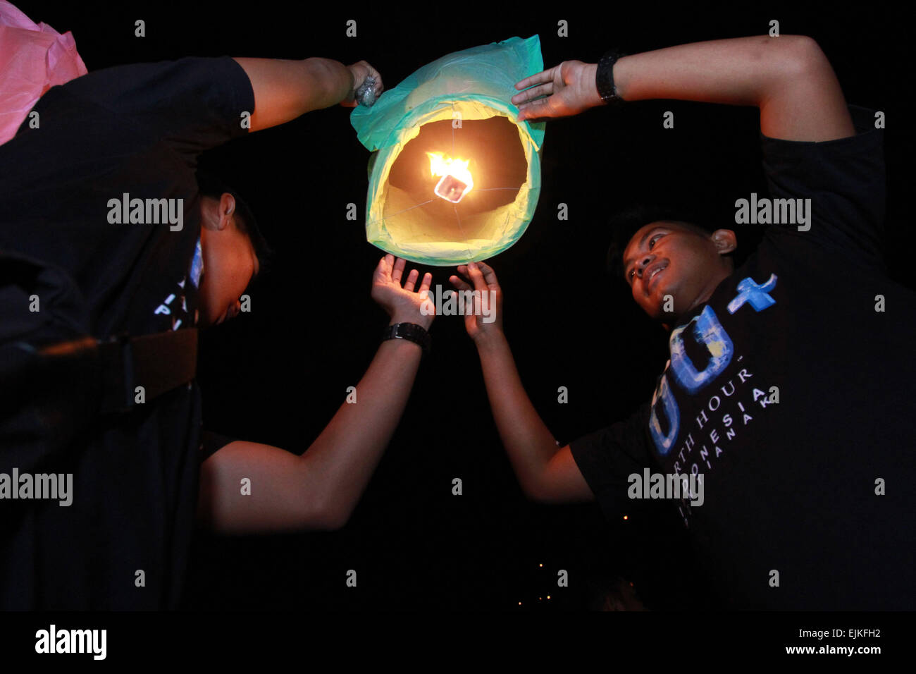Pontianak, West Kalimantan, Indonesia. 28 Mar, 2015. WEST KALIMANTAN, Indonesia - 28 Marzo : un volontario realase lentern come messa a terra ora festeggiare il 28 marzo 2015 di Pontianak, West Kalimantan, Indonesia. Ora della Terra è un global evento annuale in cui centinaia di milioni di persone di spegnere le luci per un ora di mostrare loro care il nostro pianeta. Si tratta di persone provenienti da tutto il mondo prossimi insieme per creare un simbolico e spettacolari luci out display e chiedendo per il cambiamento. Credito: Sijori Immagini/ZUMA filo/Alamy Live News Foto Stock