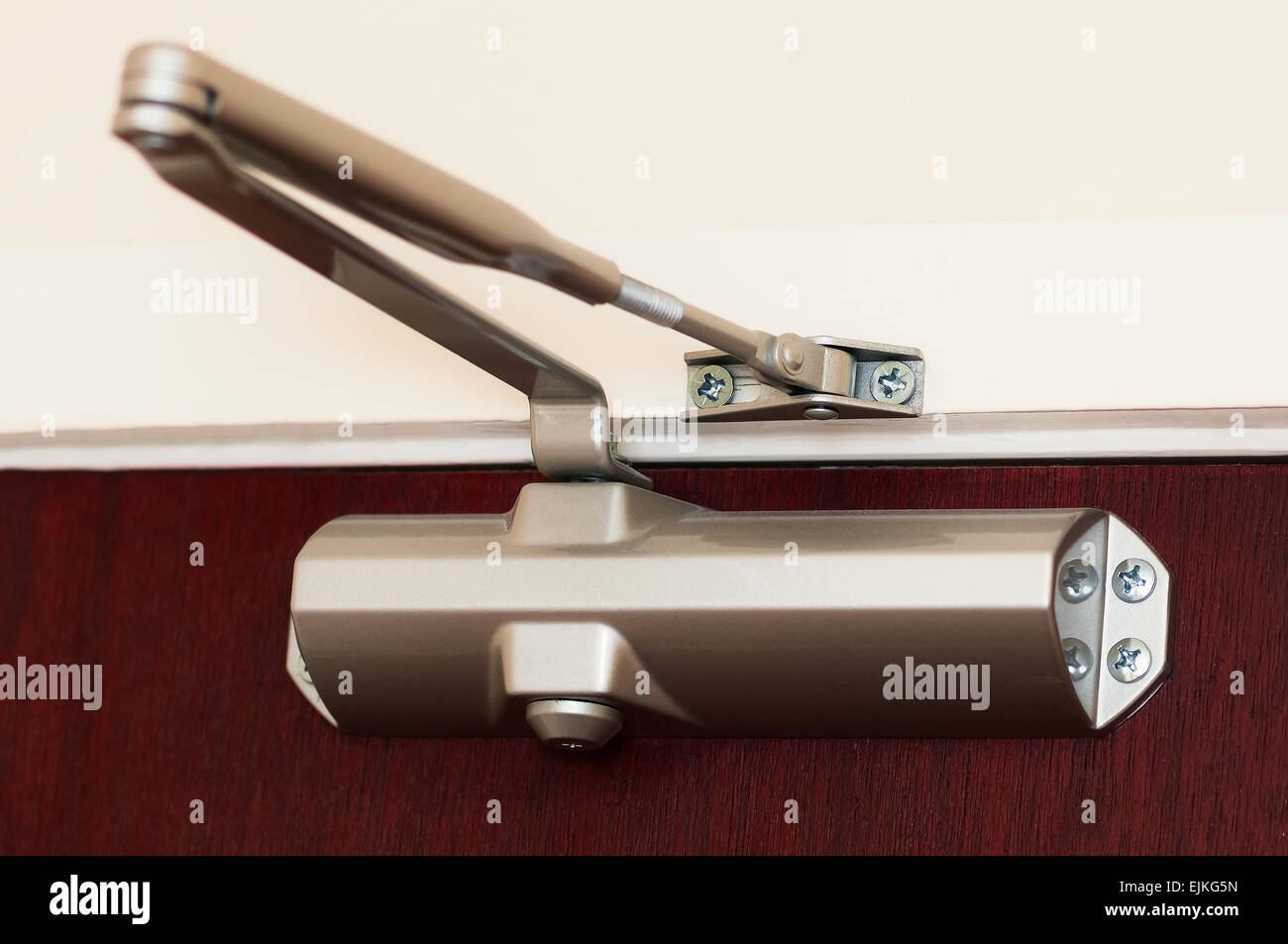 Automatico idraulico leva porta a cerniera porta più vicino Foto Stock