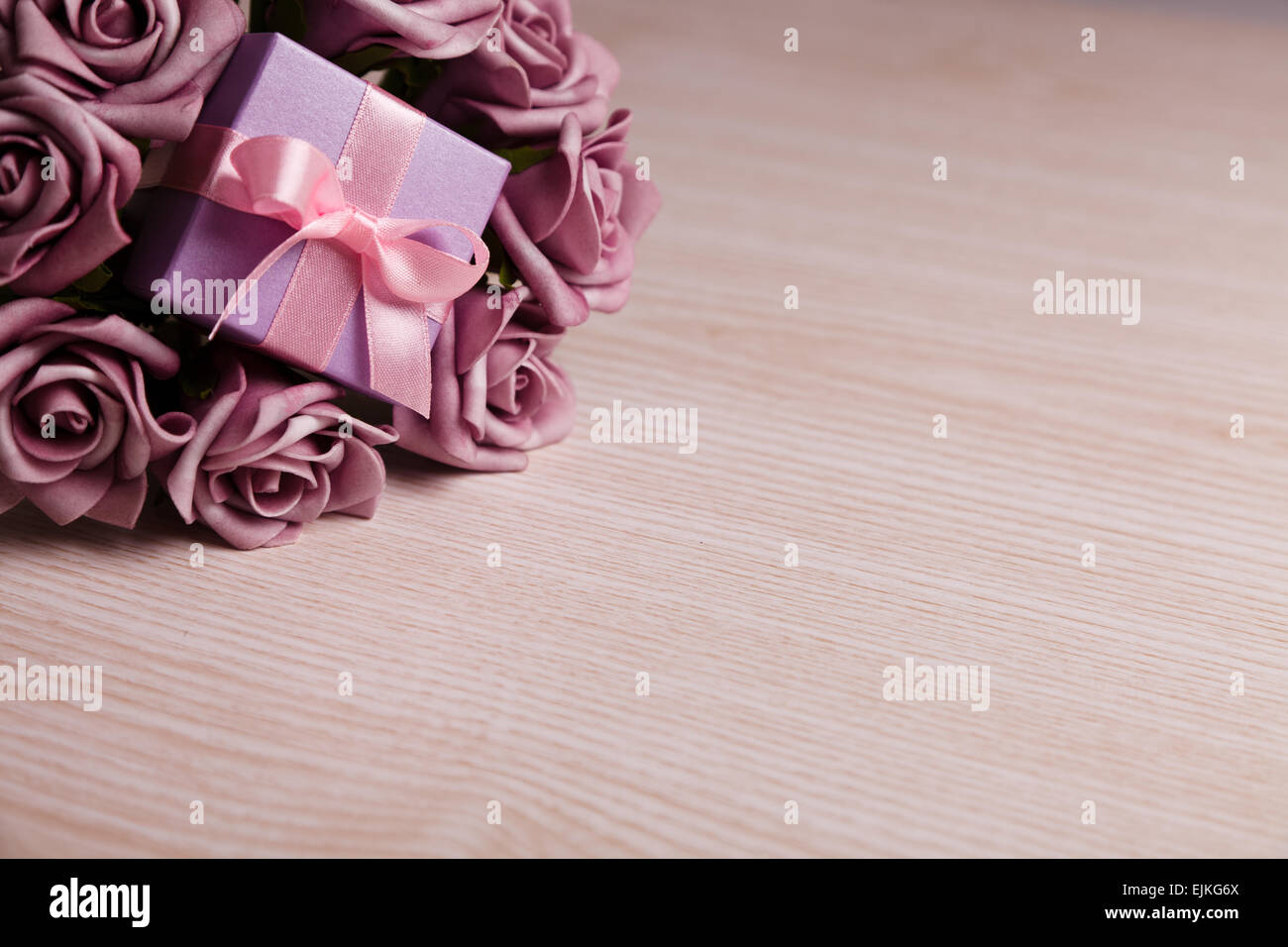 Viola rose e confezione regalo Foto Stock