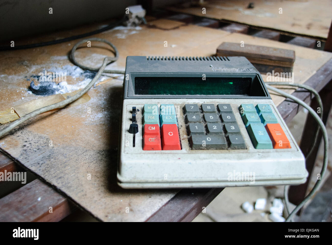 Calcolatore vecchio coperto di sporco su un ripiano di sporco Foto Stock