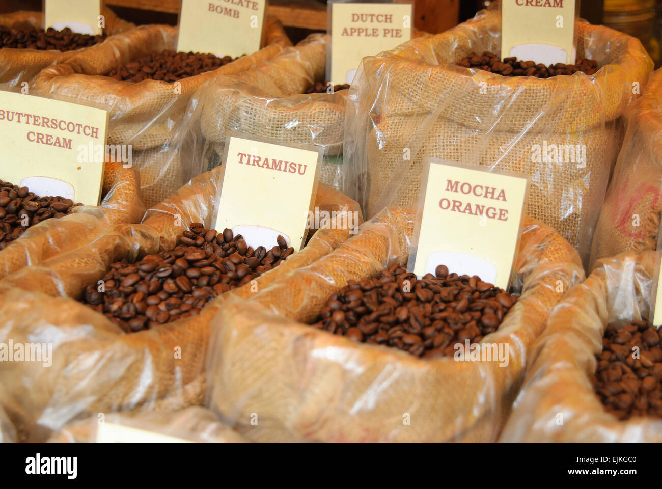 Aromatizzati i chicchi di caffè in sacchetti di Hesse a un mercato in stallo Foto Stock