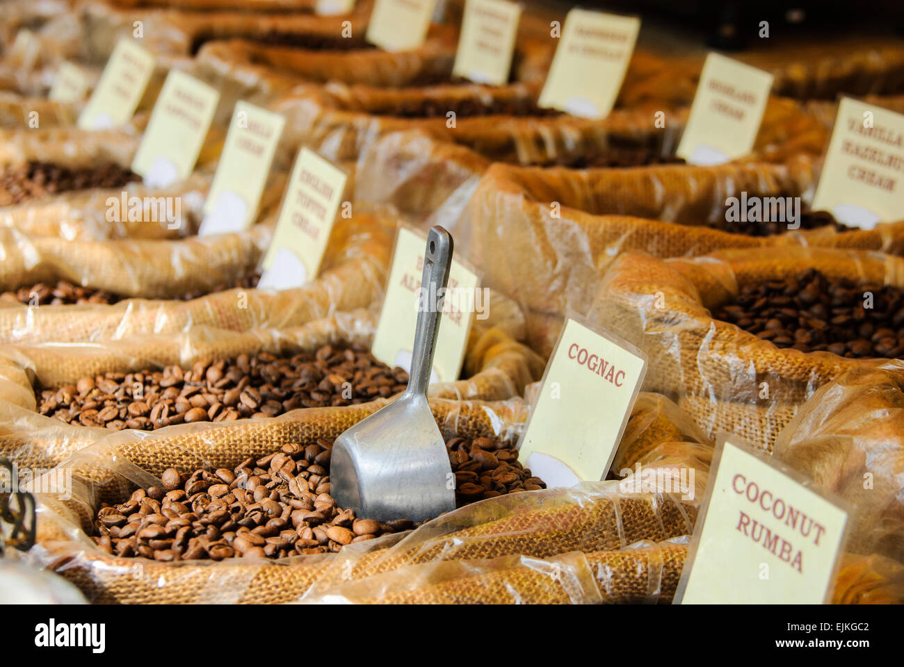 Aromatizzati i chicchi di caffè in sacchetti di Hesse a un mercato in stallo Foto Stock