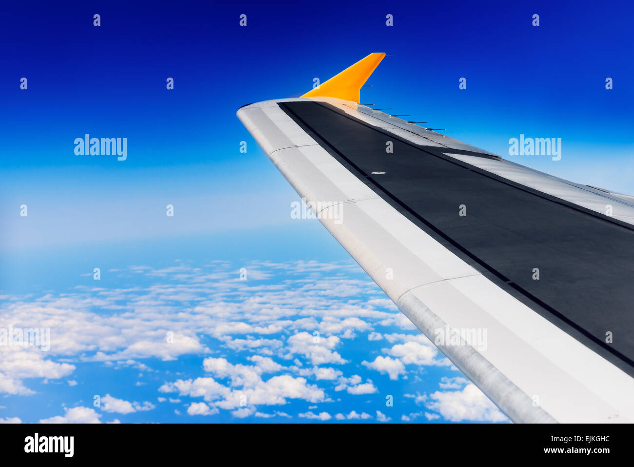 Volare nel cielo - ala di aeroplano vola alto nel cielo Foto Stock