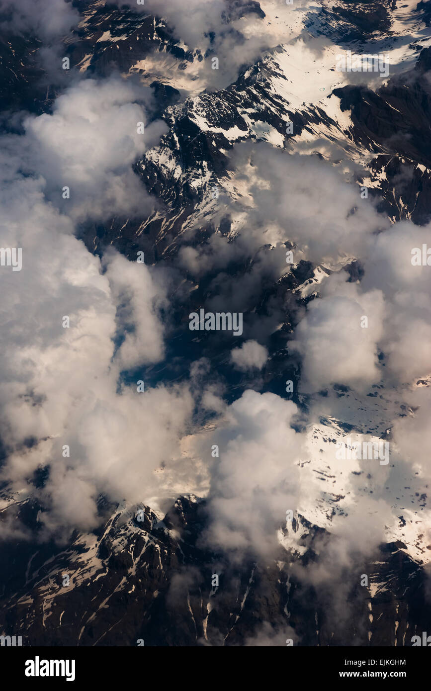 Sopra il piano dell'antenna vista delle alpi italiane e cloudscape Foto Stock