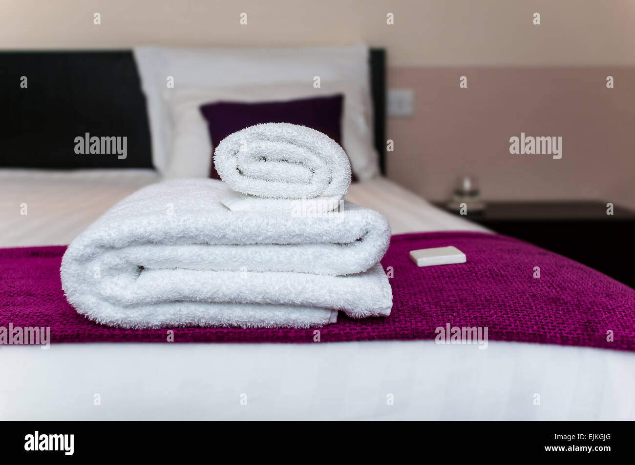 Close-up di asciugamani e sapone in camera di albergo Foto Stock