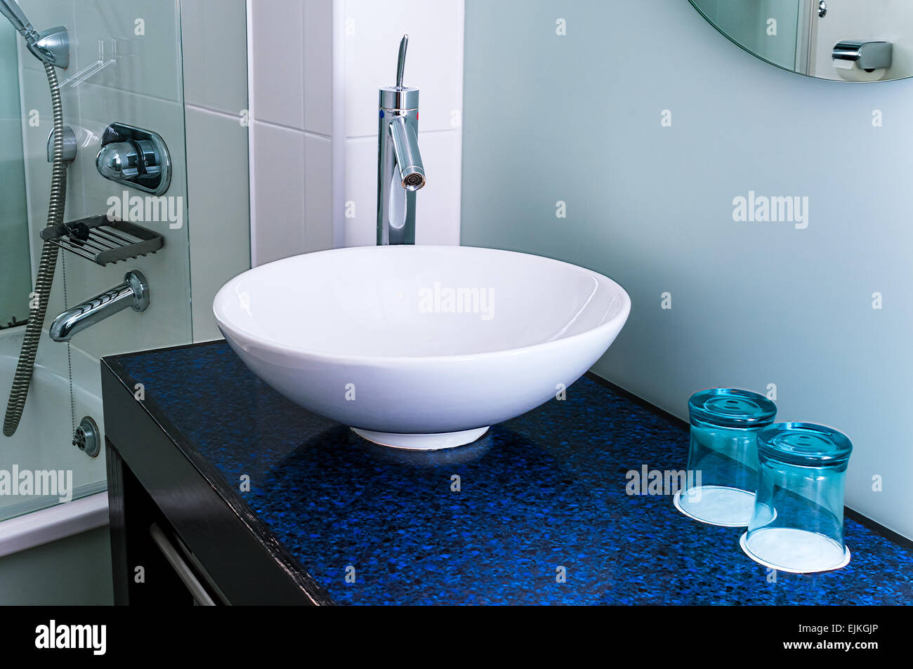 Bagno lavandino rubinetto miscelatore blu in vetro Foto Stock