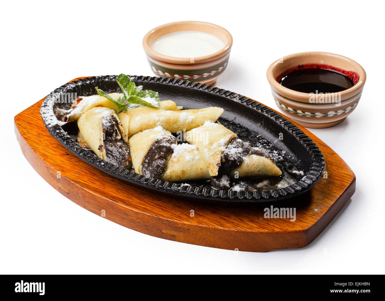 Frittelle con semi di papavero e noci con panna acida e ciliegia ja Foto Stock