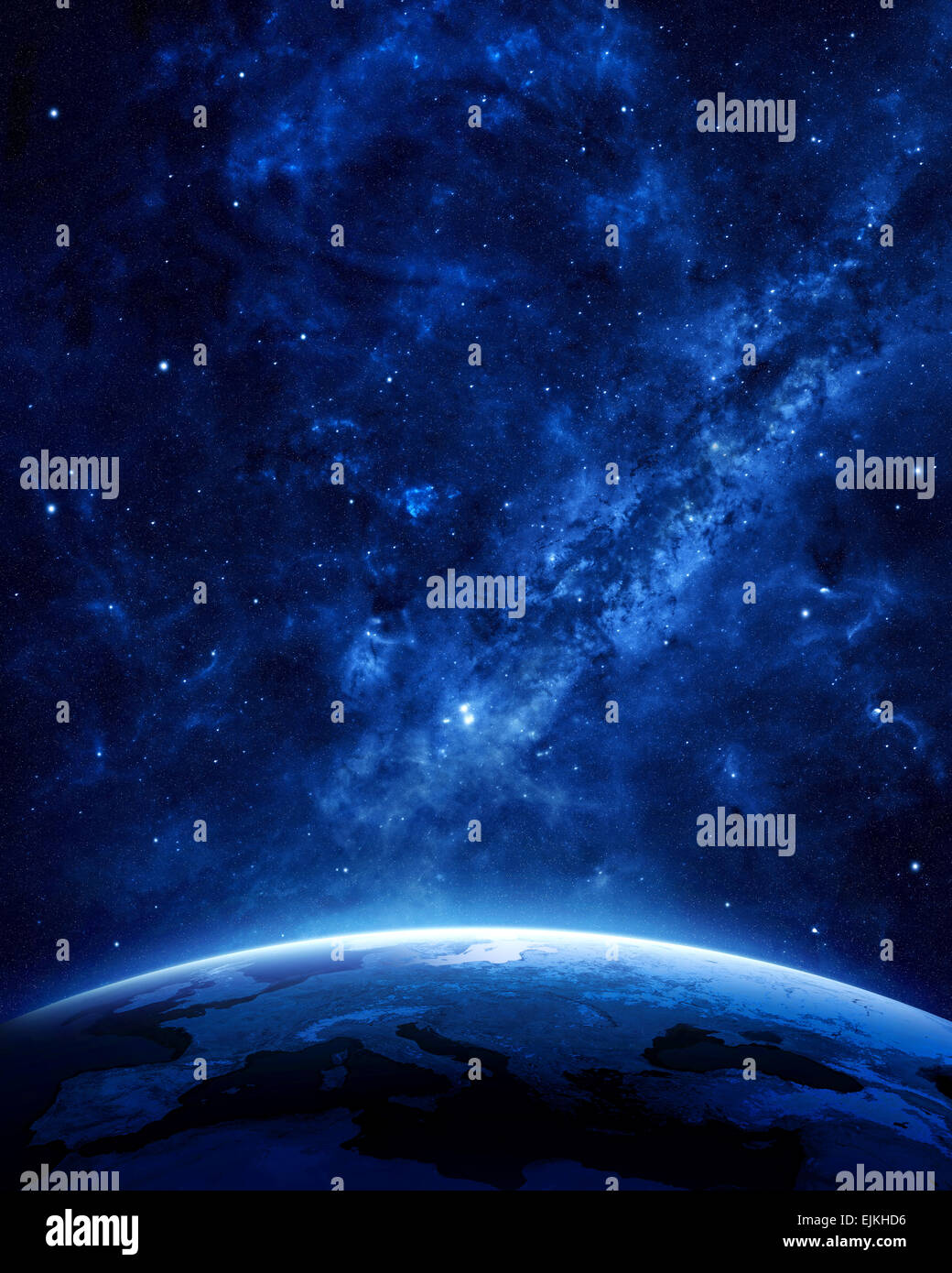 Terra di notte come visto dallo spazio con il blu, atmosfera incandescente e lo spazio nella parte superiore. Perfetto per le illustrazioni. Elementi di th Foto Stock