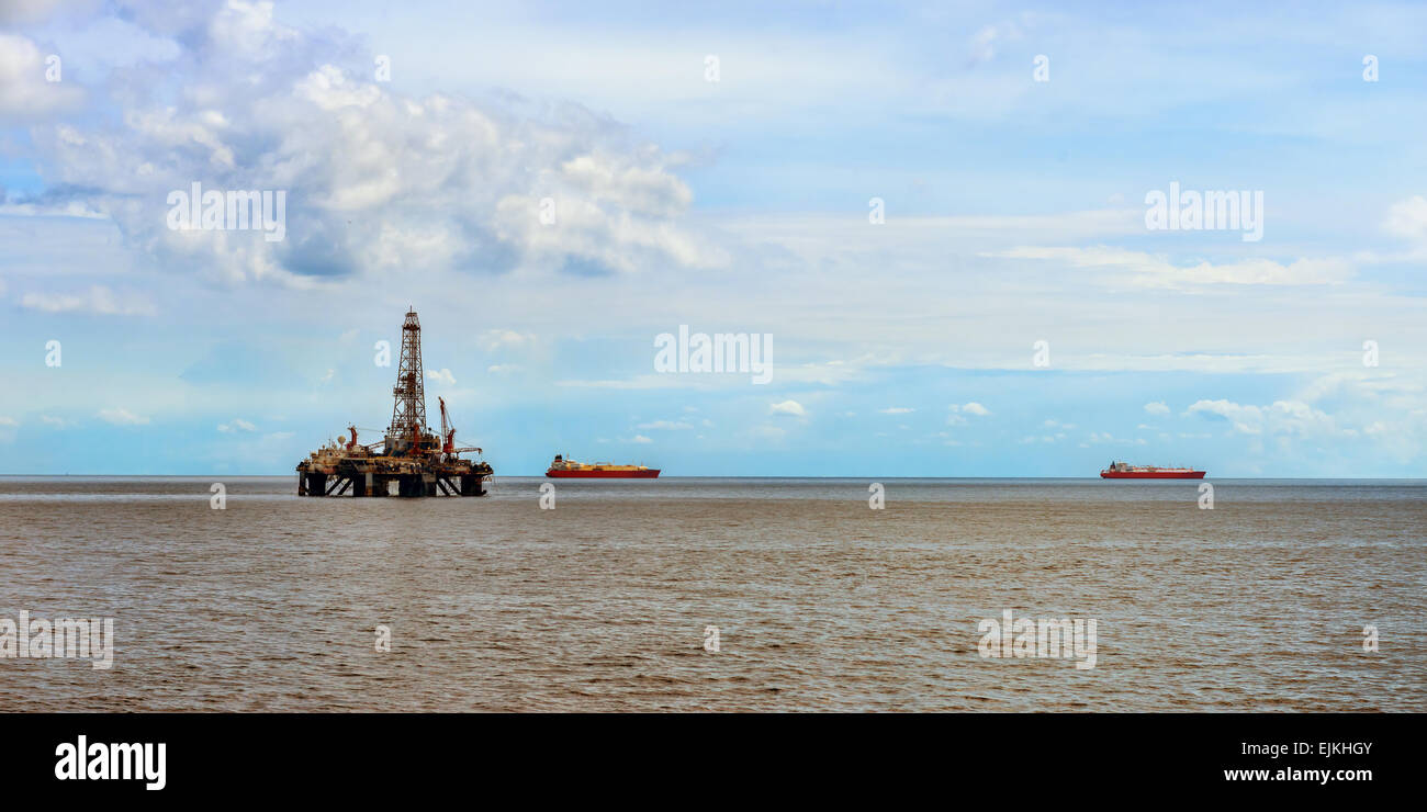 Offshore Oil Rig platform in mare industria del petrolio Foto Stock