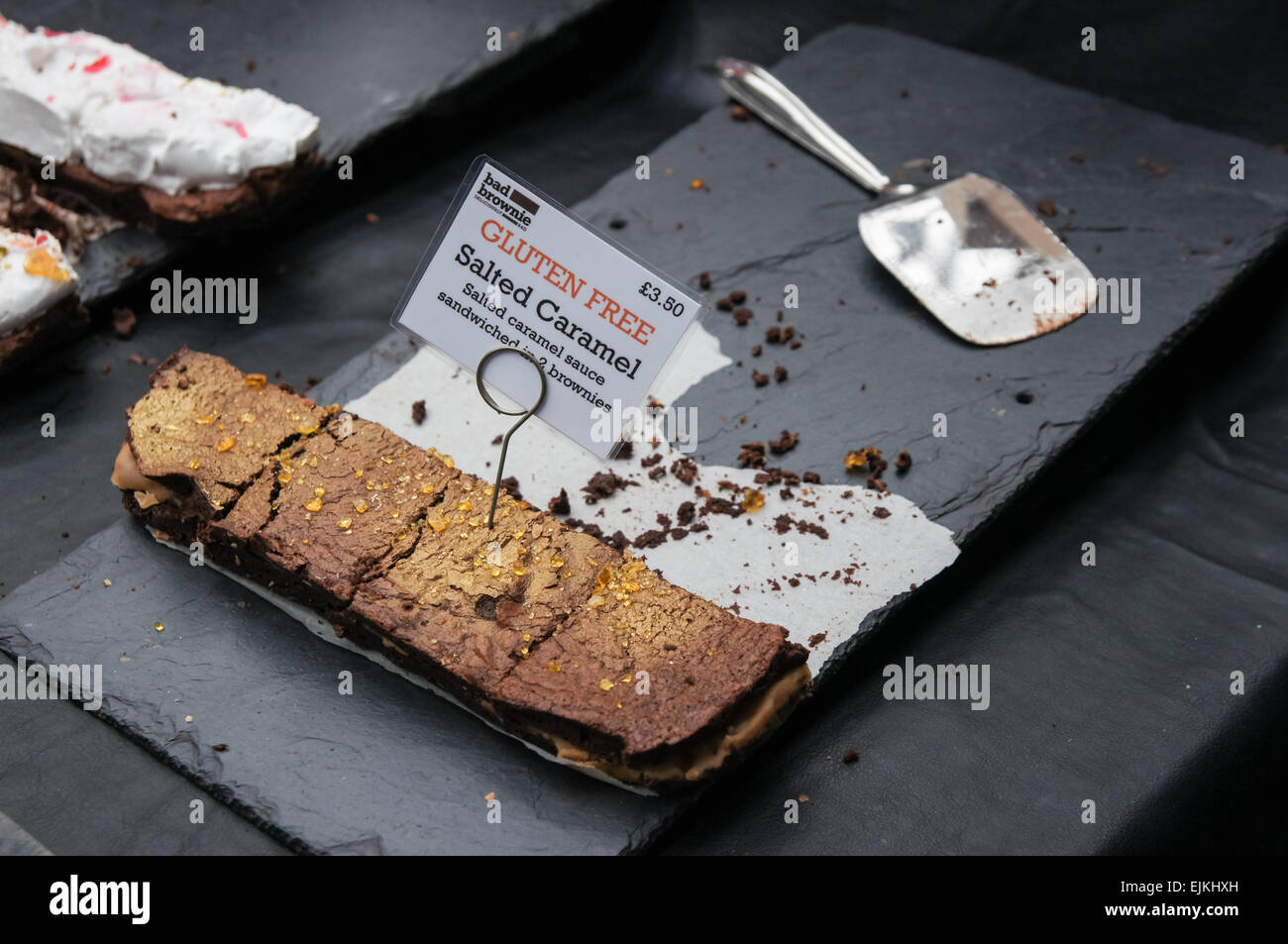 Fatti a mano di caramello salato, senza glutine brownie Foto Stock