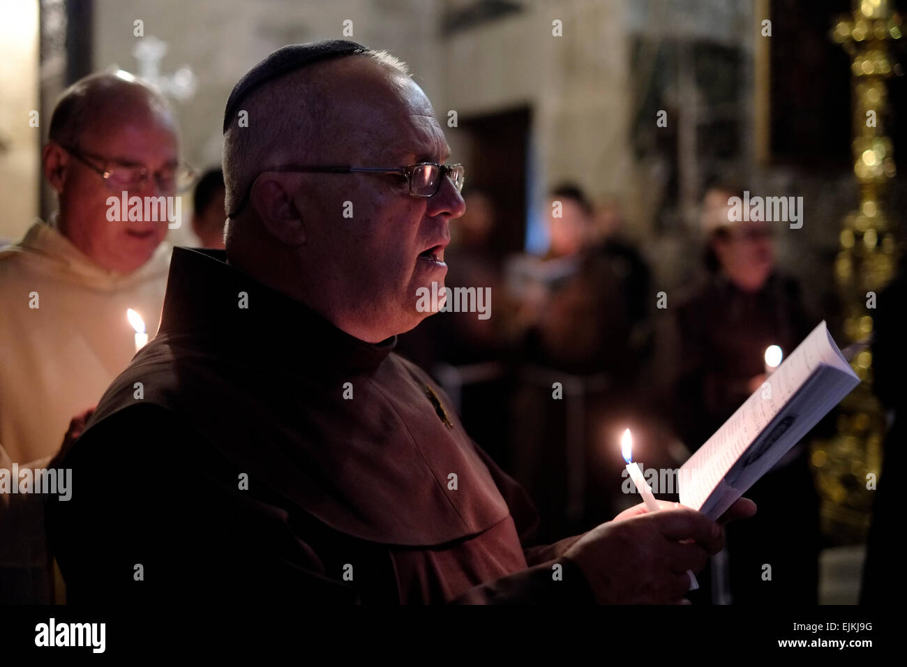 I frati francescani di cantare canzoni religiose all'interno del Santo Sepolcro chiesa quartiere cristiano di Gerusalemme Est Israele Foto Stock