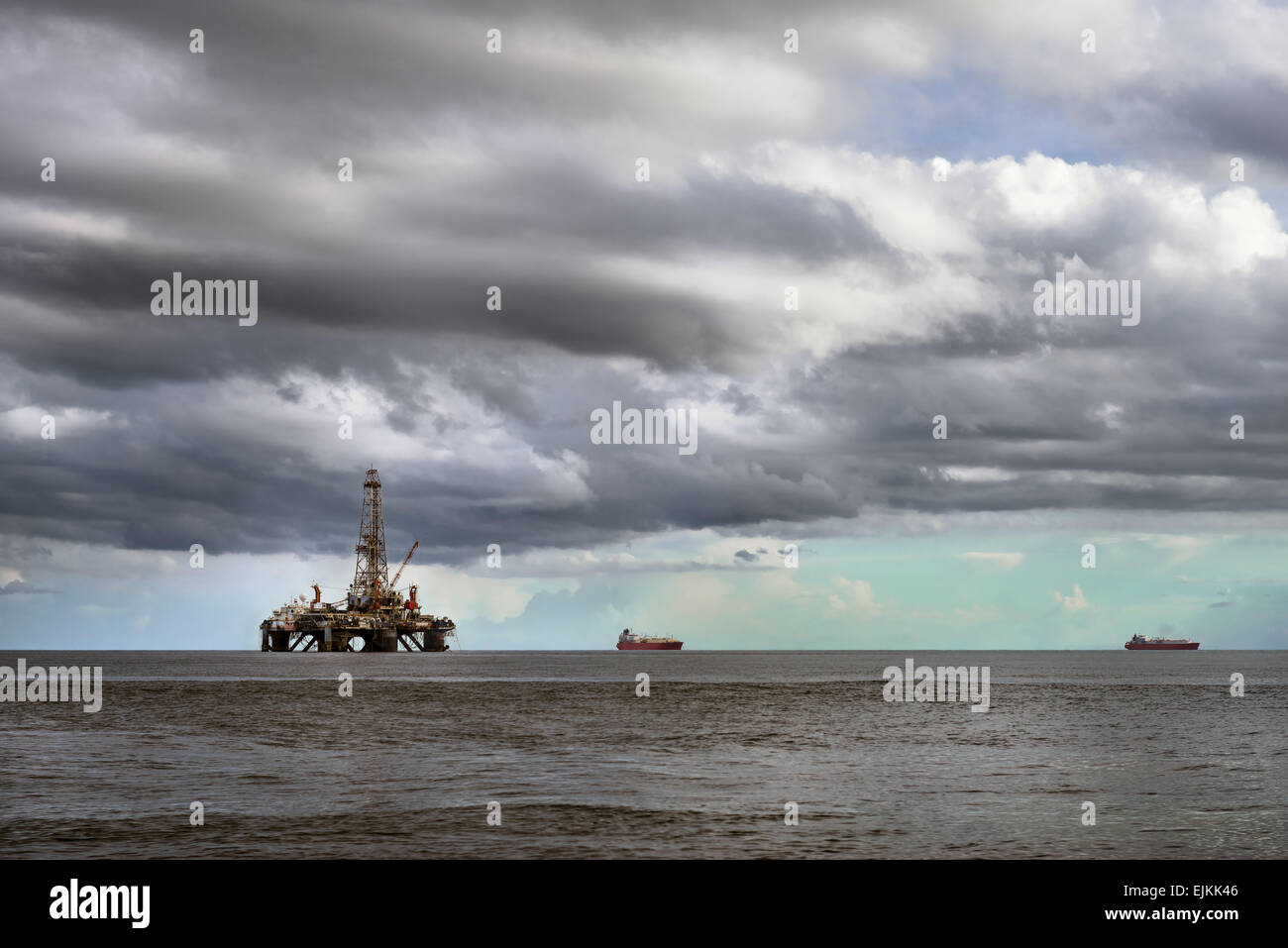 Offshore Oil Rig platform in mare industria del petrolio Foto Stock