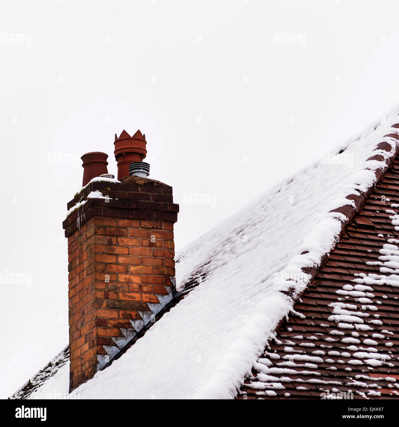 Vecchia casa in mattoni di argilla camino in inverno con neve Foto Stock