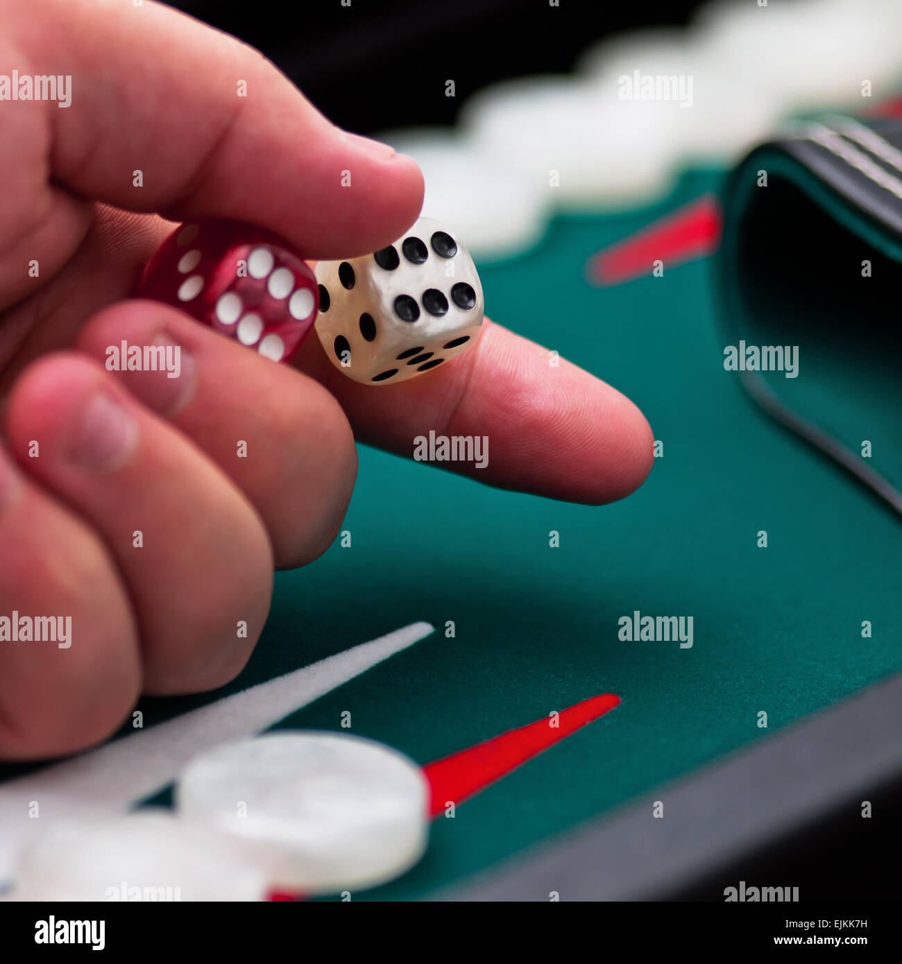 Il Backgammon mano del giocatore tenendo il dado quadrato Foto Stock