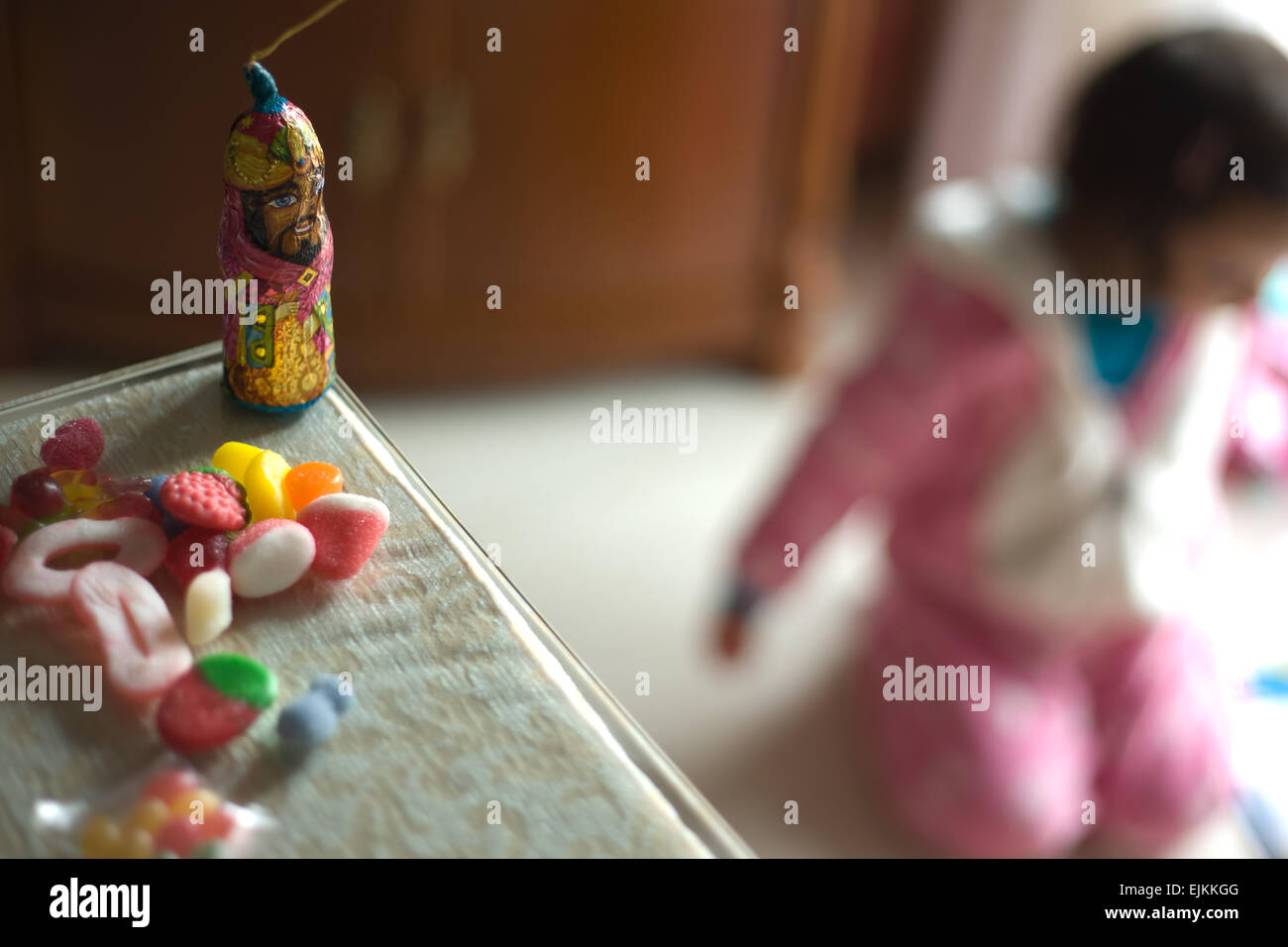 Innamorate e tre re di figurine di cioccolato mentre un bambino a giocare con i suoi nuovi giocattoli. Tradizione spagnola Foto Stock