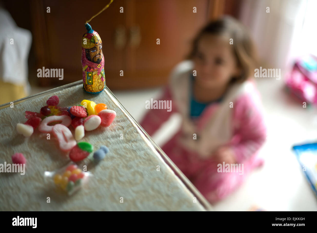 Innamorate e tre re di figurine di cioccolato mentre un bambino a giocare con i suoi nuovi giocattoli. Tradizione spagnola Foto Stock