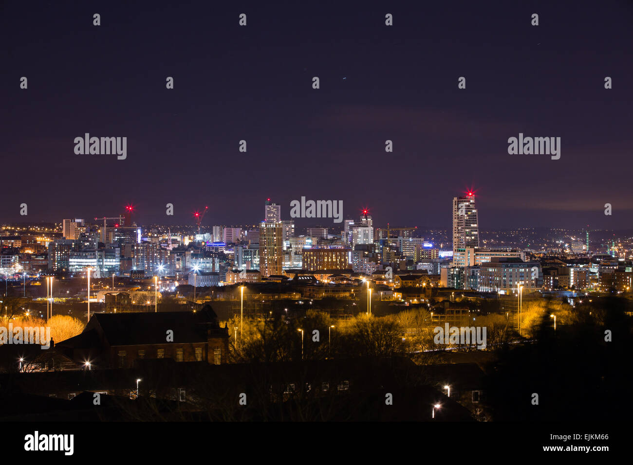 Leeds West Yorkshire Regno Unito. Il 28 marzo 2015. La visualizzazione mostra gli edifici del centro della città in questo settentrionale della città in inglese. Solo un minimo preavviso sembrava essere preso di Earth Hour, luci tuttavia sono stati osservati sono stati estinti in alcuni locali. Credito: Ian Wray. Alamy live news. Foto Stock