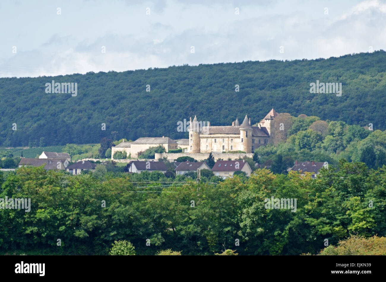 Il Château de Rully visto dal Canal du Centre, Borgogna, Francia. Foto Stock