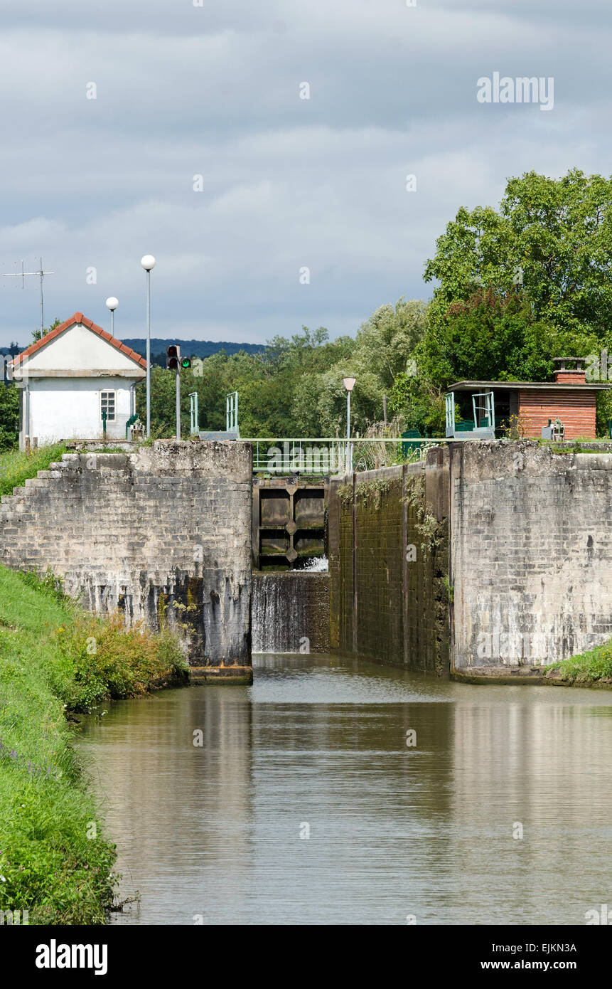 Un lucchetto aperto sullo storico Canal du Centre near Rully, Borgogna, Francia. Foto Stock