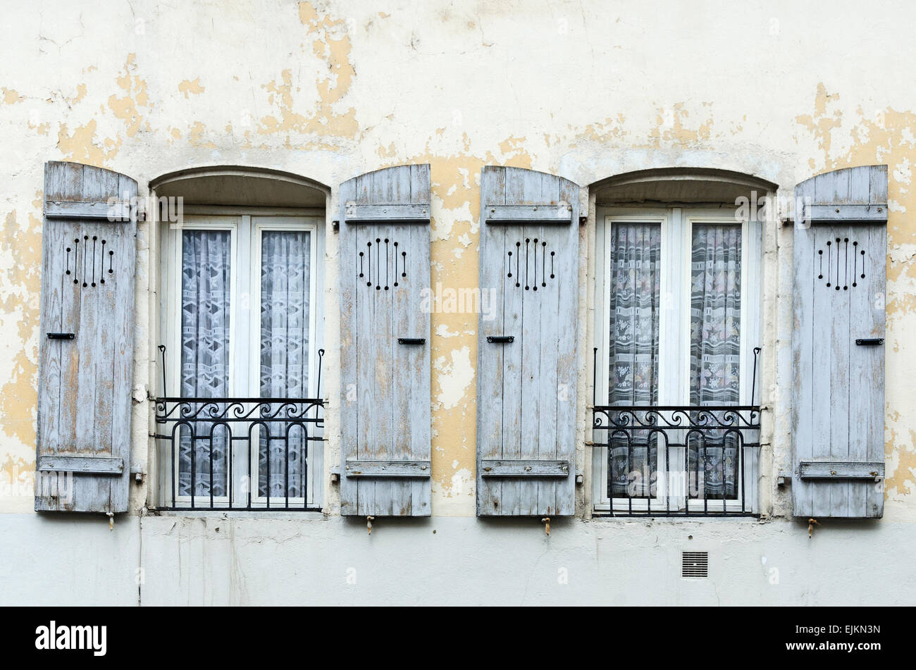 L'ardesia vernice blu la pelatura di persiane in legno su un vecchio edificio in Chagny, Borgogna, Francia. Foto Stock