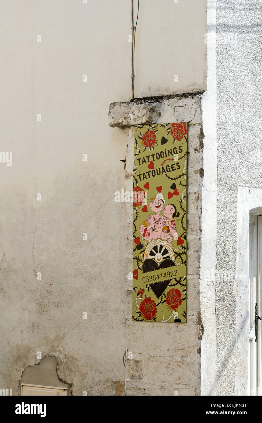 Il segno per un tattoo shop dispone di Popeye e Olive Oyl, Chagny, Saône et Loire, Borgogna, Francia Foto Stock