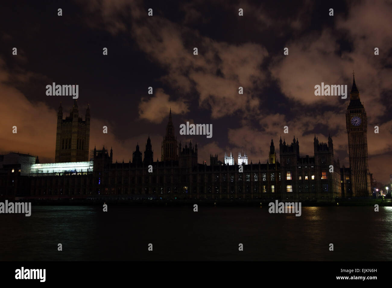 Londra, Regno Unito. Il 28 marzo 2015. Le luci di posizione spente sul Big Ben e le Camere del Parlamento durante EARTH HOUR 2015 a Londra, Inghilterra Credito: Paul Brown/Alamy Live News Foto Stock
