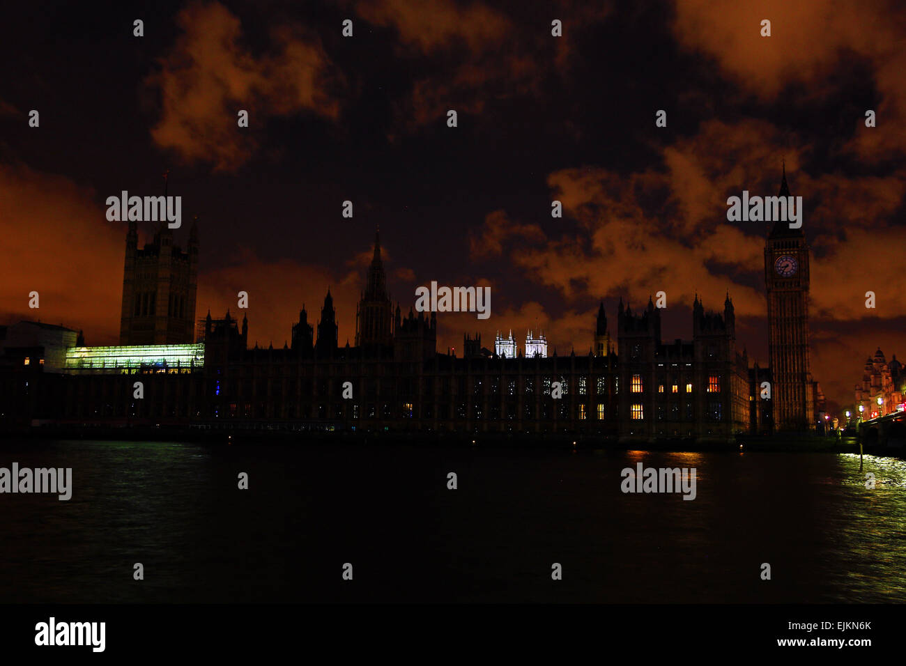 Londra, Regno Unito. Il 28 marzo 2015. Le luci di posizione spente sul Big Ben e le Camere del Parlamento durante EARTH HOUR 2015 a Londra, Inghilterra Credito: Paul Brown/Alamy Live News Foto Stock