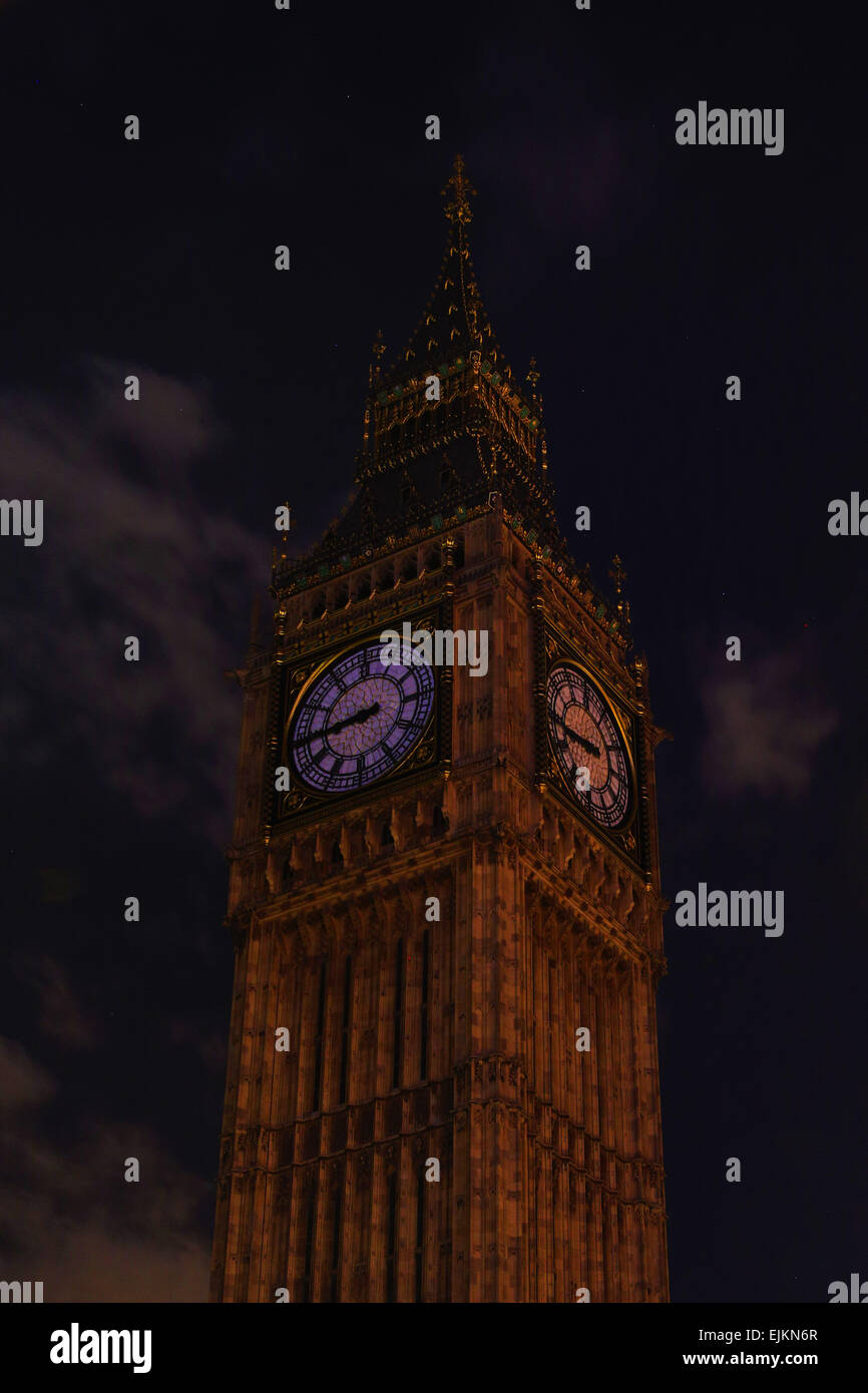 Londra, Regno Unito. Il 28 marzo 2015. Le luci di posizione spente sul Big Ben e le Camere del Parlamento durante EARTH HOUR 2015 a Londra, Inghilterra Credito: Paul Brown/Alamy Live News Foto Stock