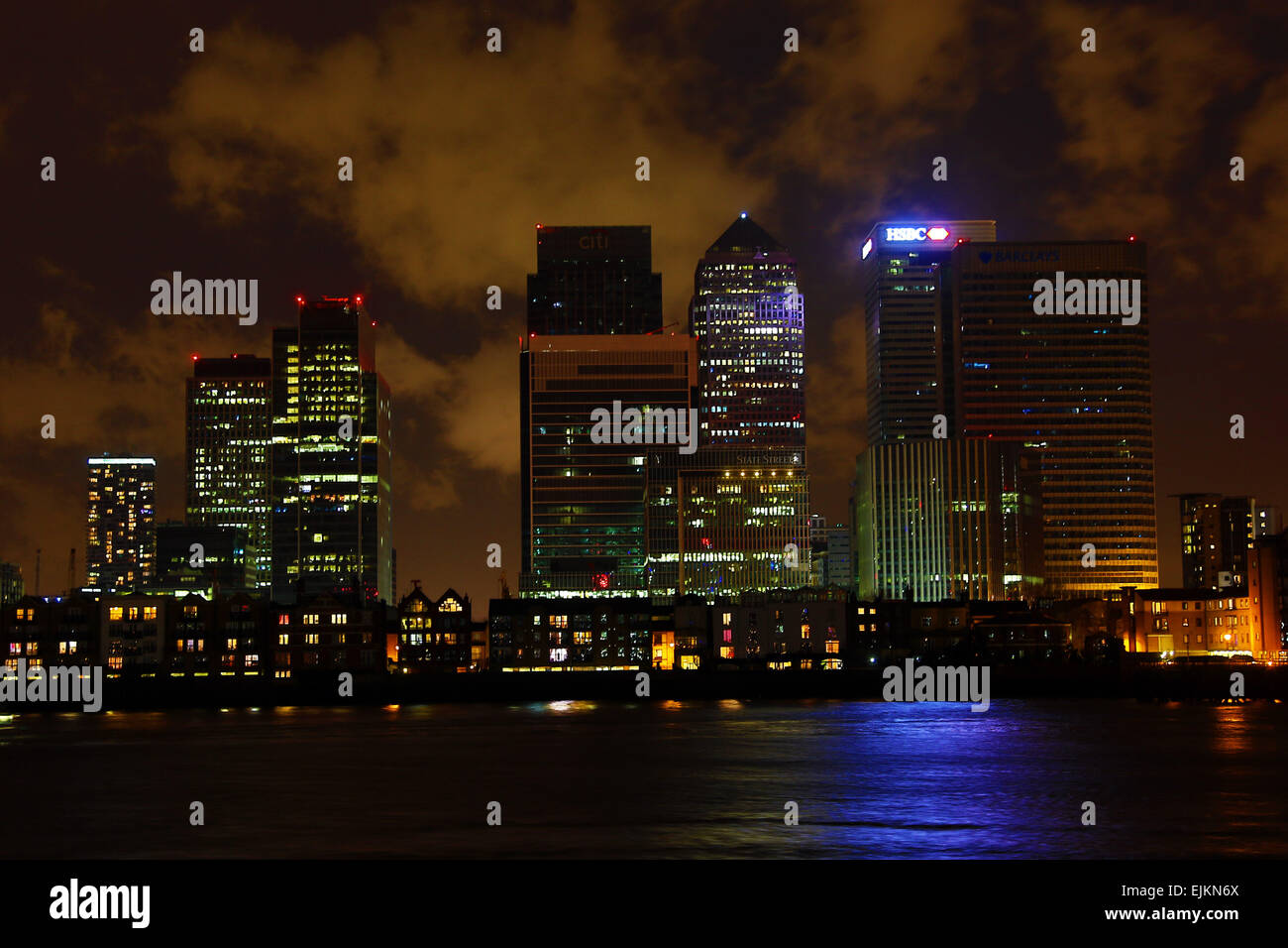 Londra, Regno Unito. Il 28 marzo 2015. Le luci di posizione spente su alcuni degli edifici di Canary Wharf durante EARTH HOUR 2015 a Londra, Inghilterra Credito: Paul Brown/Alamy Live News Foto Stock