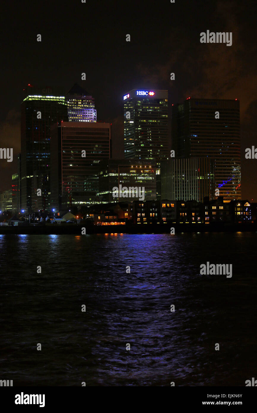 Londra, Regno Unito. Il 28 marzo 2015. Le luci di posizione spente su alcuni degli edifici di Canary Wharf durante EARTH HOUR 2015 a Londra, Inghilterra Credito: Paul Brown/Alamy Live News Foto Stock