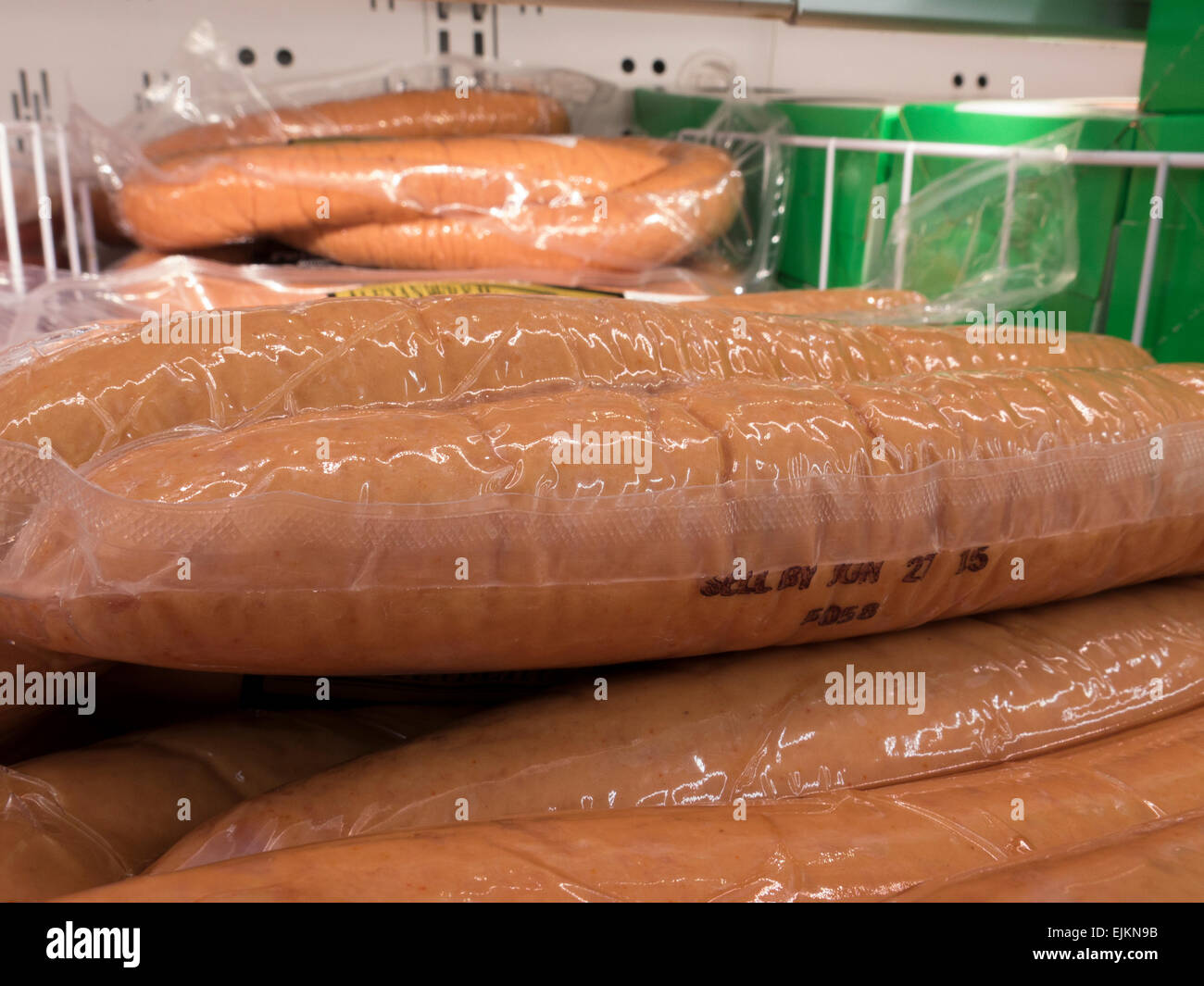 Kielbasa salsicce sono impilati nella carne refrigerata sezione al supermercato. Foto Stock