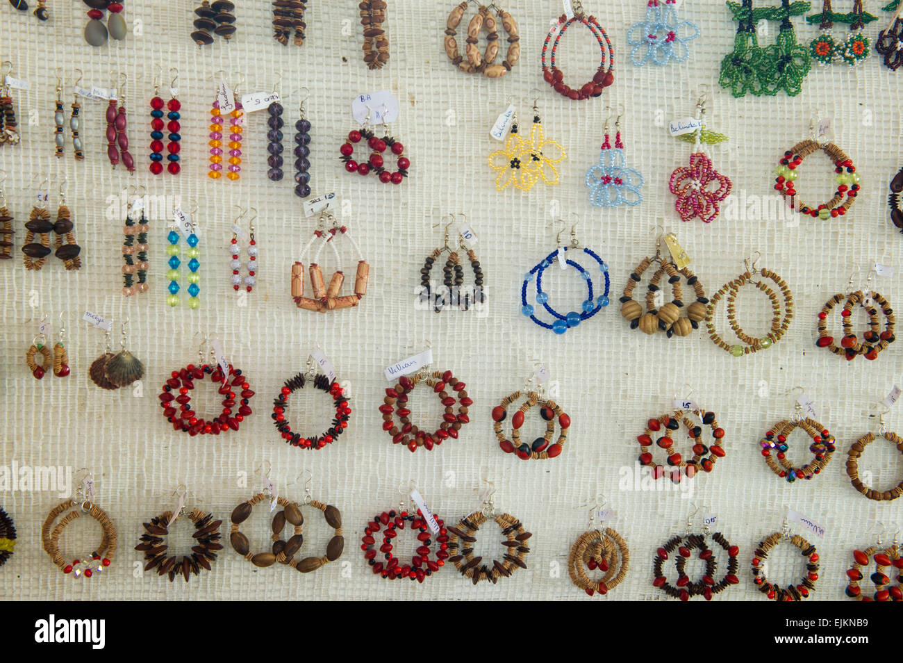 Gioielli di perline realizzati da donne di Amerindian, Galibi, Suriname Foto Stock