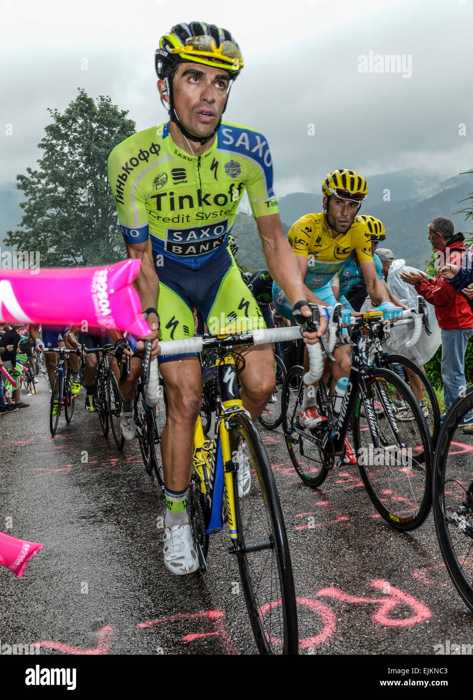 Alberto Contador, Team Tinkoff-Saxo, sulla sua destra Vincenco Nibali, Team  Astana ed il vincitore del Tour de France 2014, Stadio 8 Foto stock - Alamy