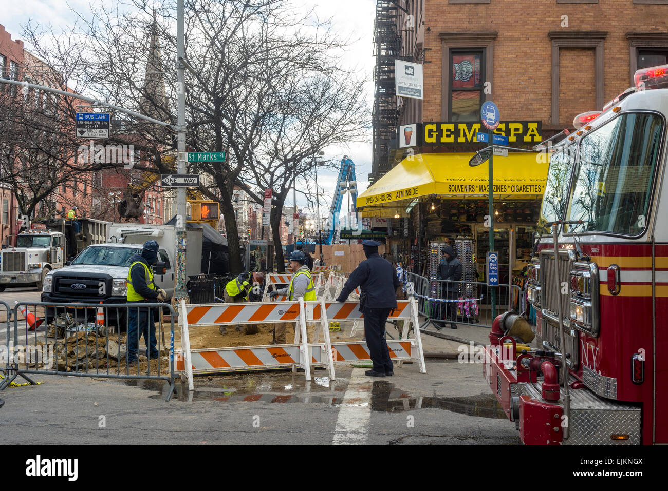 New York, NY - 28 Marzo 2014 lavoratori conica di continuare a lavorare al di fuori del Gem Spa su San Marco posto durante la ricerca e il recupero dopo il 26 marzo esplosione di gas sulla Seconda Avenue e East 7th Street in East Village. L'esplosione ha comportato un 7 allarme incendio, il crollo di quattro edifici. Domenica due corpi sono stati recuperati dal sito. Credito: Stacy Rosenstock Walsh / Alamy Live News Foto Stock