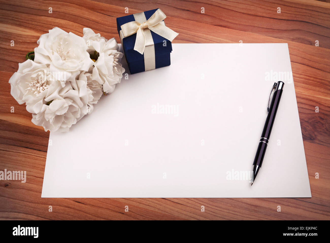 Scheda vuota con fiori e regali Foto Stock