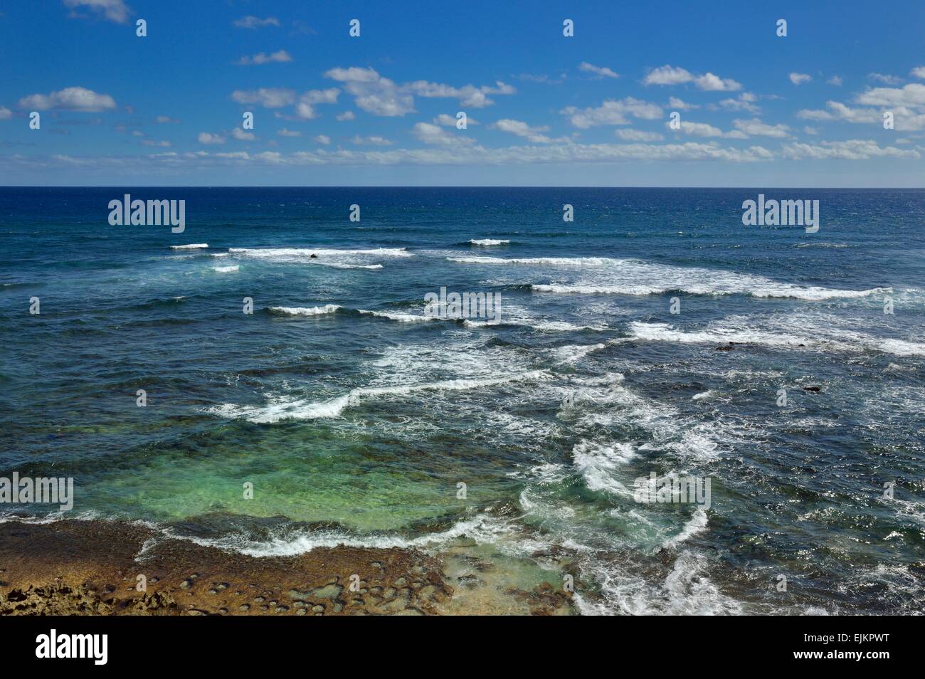 Spiaggia bluff view e crashing surf lungo la Mahaulepu Heritage Trail vicino a Poipu Beach, Kauai, Hawaii Foto Stock