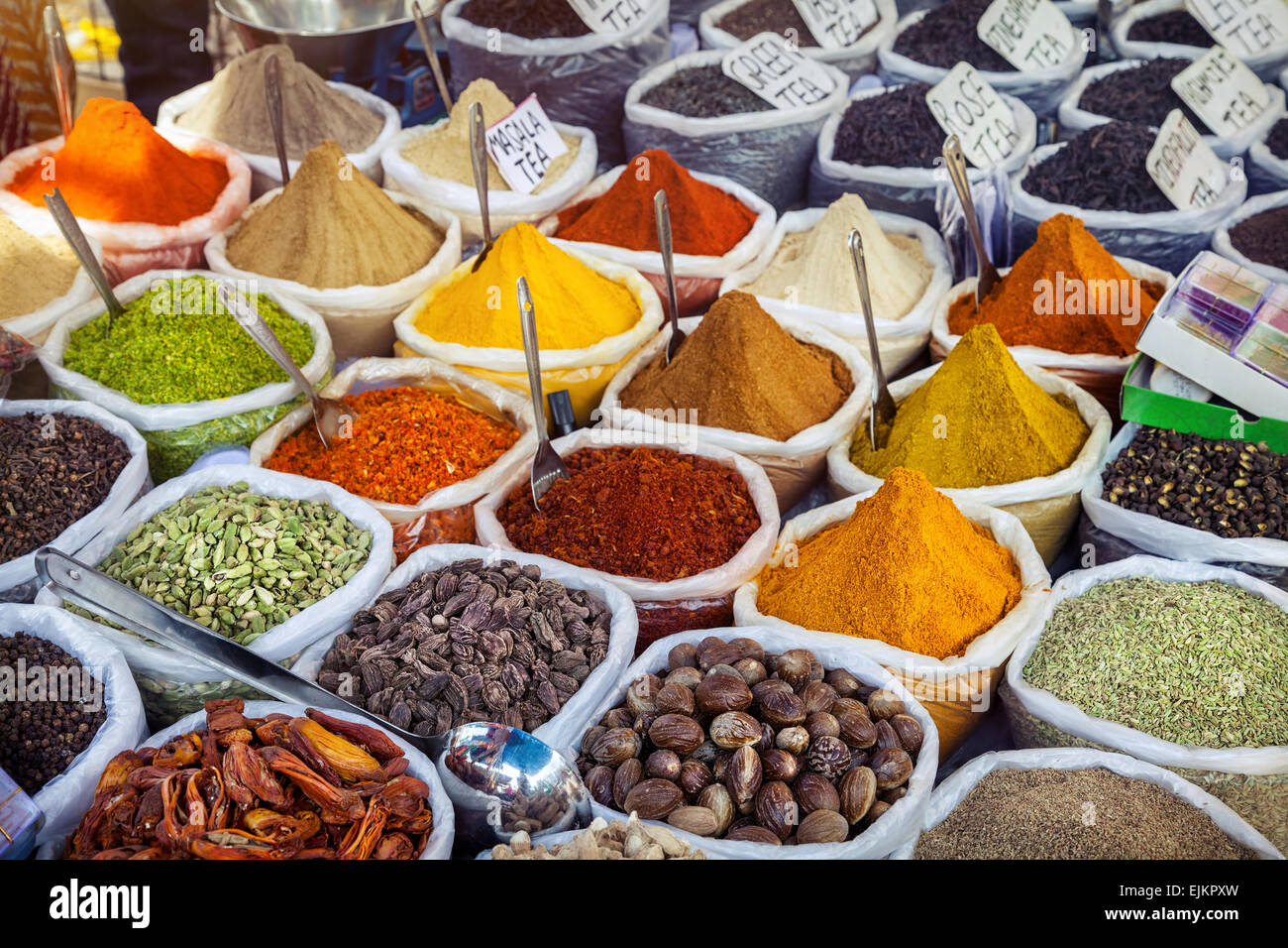 Indian spezie colorate a Anjuna mercato delle pulci a Goa, India Foto Stock