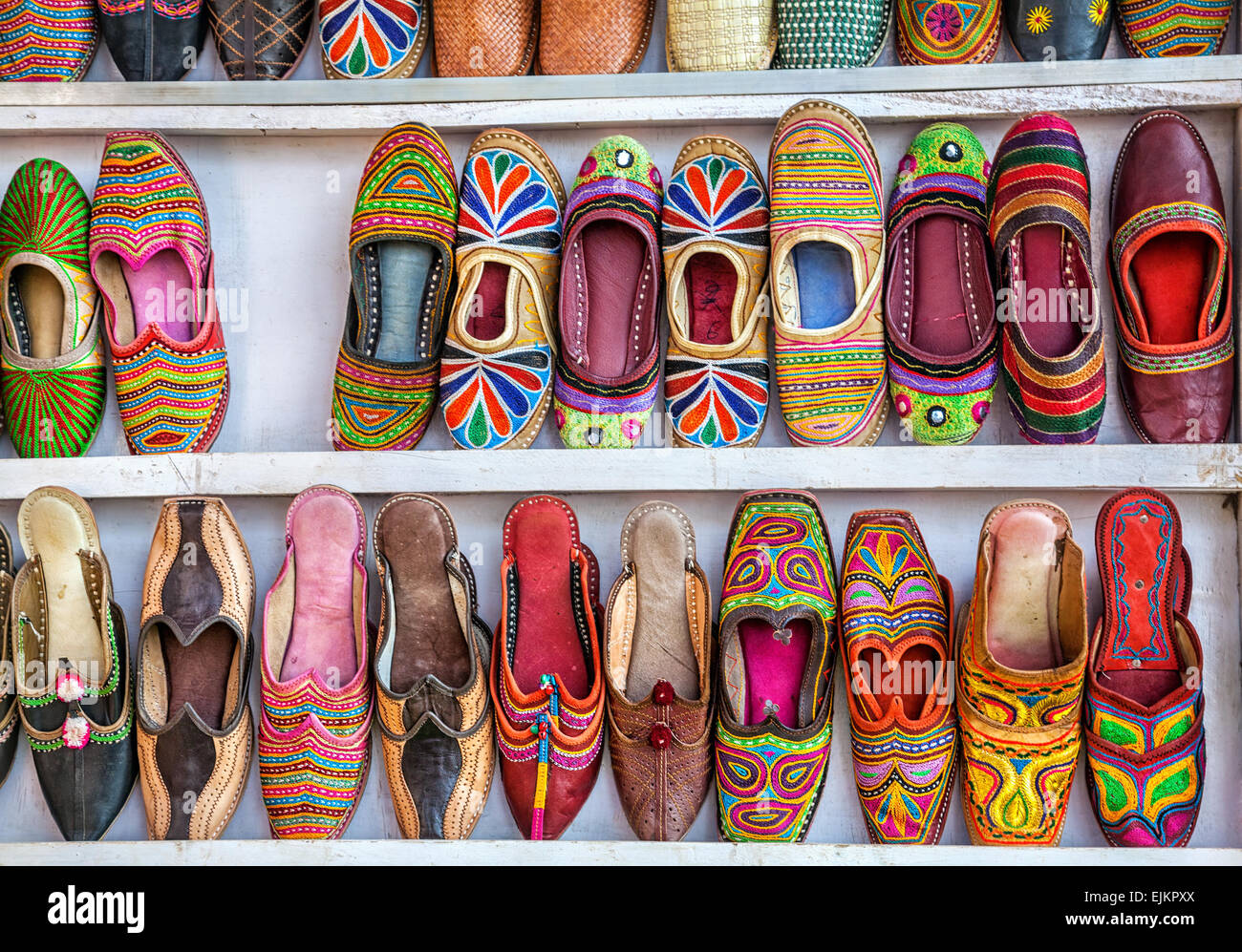 Colorate scarpe etniche ad Anjuna mercato delle pulci a Goa, India Foto Stock