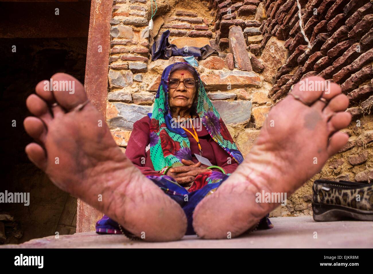 Popolo Indiano celebrare Lathmar Holi erano il bastone è nelle mani delle donne in questo giorno e gli uomini hanno bisogno di un sacco di lavoro per salvare se stessi dal immensamente caricato womenfolk. Foto Stock