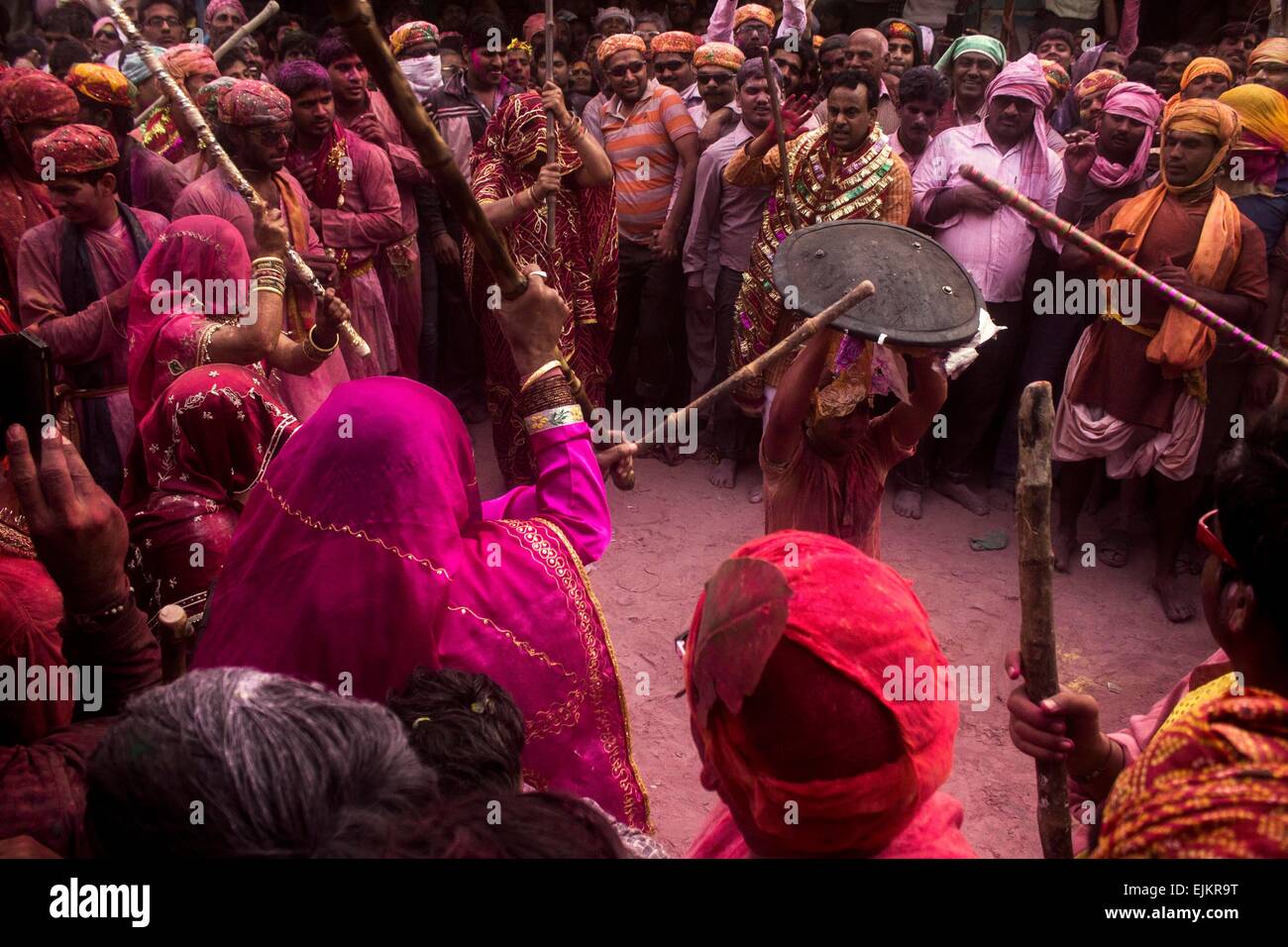 Popolo Indiano celebrare Lathmar Holi erano il bastone è nelle mani delle donne in questo giorno e gli uomini hanno bisogno di un sacco di lavoro per salvare se stessi dal immensamente caricato womenfolk. Foto Stock
