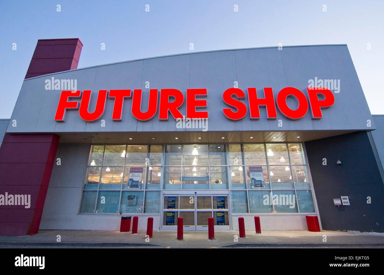 Toronto. 28 Mar, 2015. La foto scattata il 28 marzo 2015 mostra una chiusa Future Shop store in Mississaga, Ontario, Canada. Best Buy Canada Ltd ha annunciato di aver deciso di chiudere 66 dei 131 Future Shop electronics di catene di negozi e consolidato il resto nel paese di sabato. Come il più grande rivenditore canadese di computer ed elettronica di consumo, il Future Shop stabiliti nel 1982 e fu acquisita dalla American consumer electronics catena di negozi Best Buy per 580 milioni di dollari nel novembre 2001. Credito: Zou Zheng/Xinhua/Alamy Live News Foto Stock