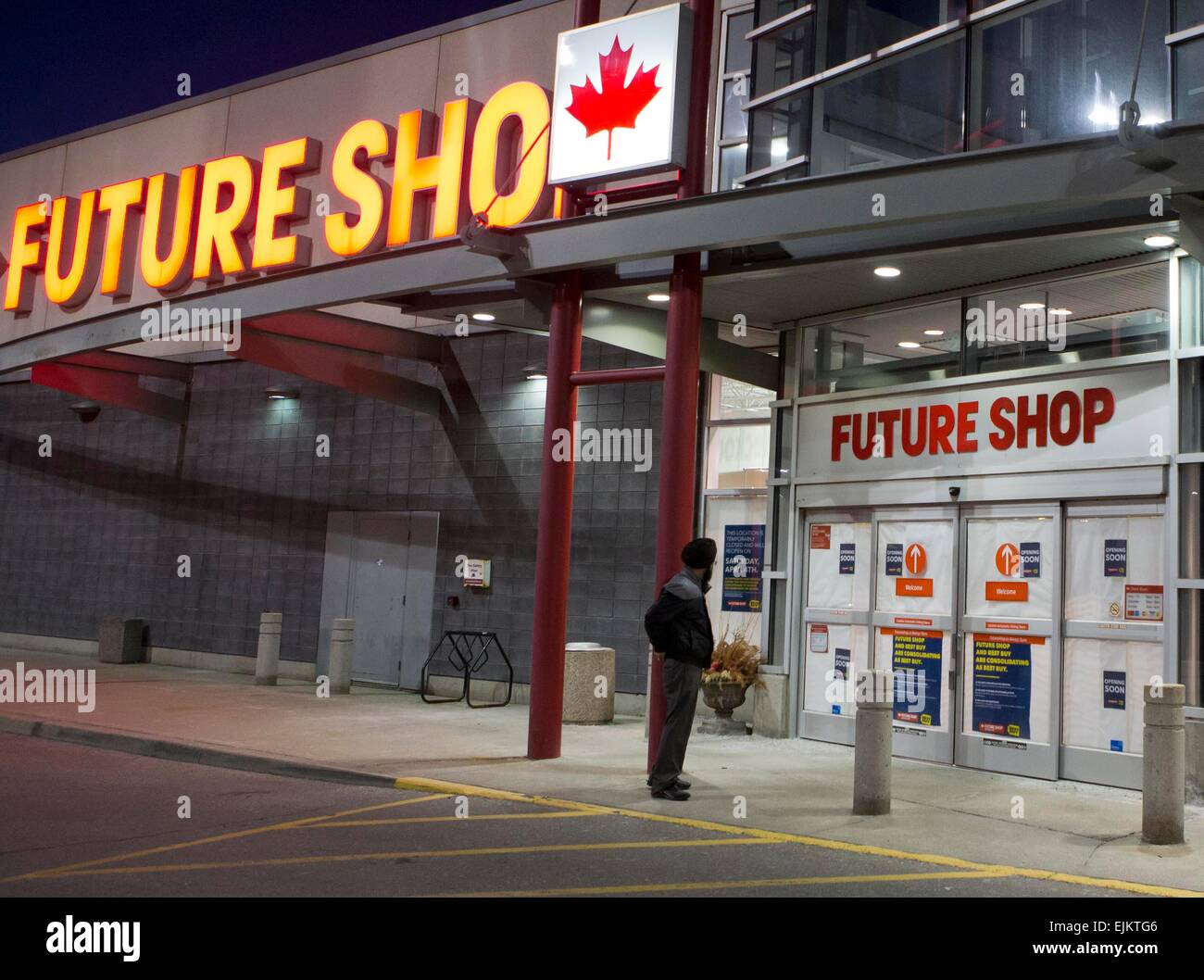 (150329) -- TORONTO, Marzo 29, 2015 (Xinhua) -- Un uomo guarda un segno inviato su un Future Shop Negozio di porta, notificando ai clienti che la posizione è stata chiusa in Mississaga, Ontario, Canada, 28 marzo 2015. Best Buy Canada Ltd ha annunciato di aver deciso di chiudere 66 dei 131 Future Shop electronics di catene di negozi e consolidato il resto nel paese di sabato. Come il più grande rivenditore canadese di computer ed elettronica di consumo, il Future Shop stabiliti nel 1982 e fu acquisita dalla American consumer electronics catena di negozi Best Buy per 580 milioni di dollari nel novembre 2001. (Xinhua/Zou Zhen Foto Stock