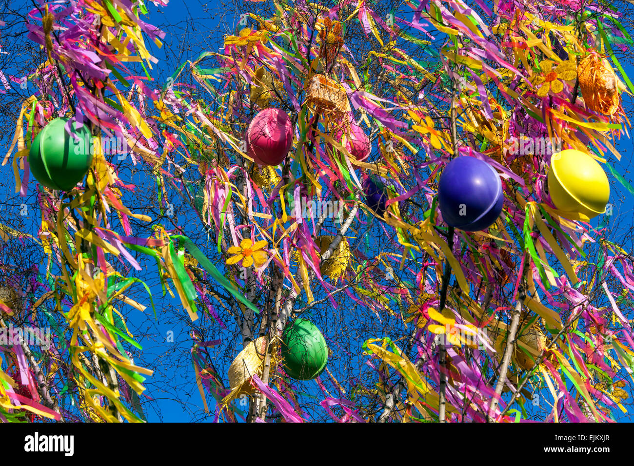 Un albero colorato decorato, uova di Pasqua, tradizioni, vacanze, Piazza della Città Vecchia Praga albero di Pasqua Repubblica Ceca Birch Tree Foto Stock